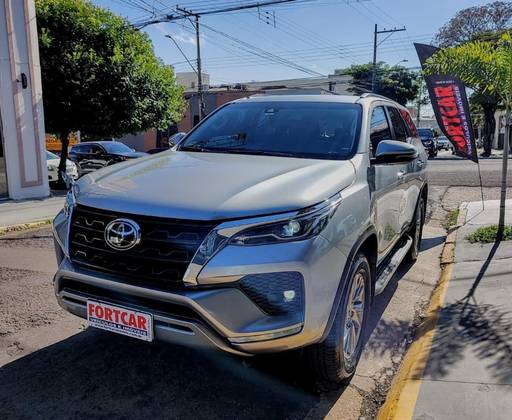 TOYOTA HILUX SW4 2.8 D-4D TURBO DIESEL SRX 7L 4X4 AUTOMÁTICO TOYOTA HILUX SW4 2.8 D-4D TURBO DIESEL SRX 7L 4X4 AUTOMÁTICO